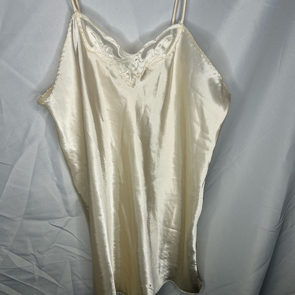 Elegant Cream Satin Nightgown - Picture 4 of 4